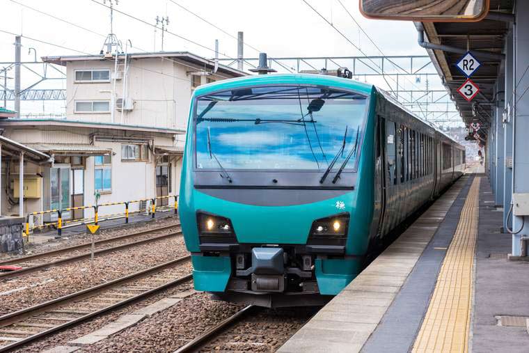 五能線「リゾートしらかみ」