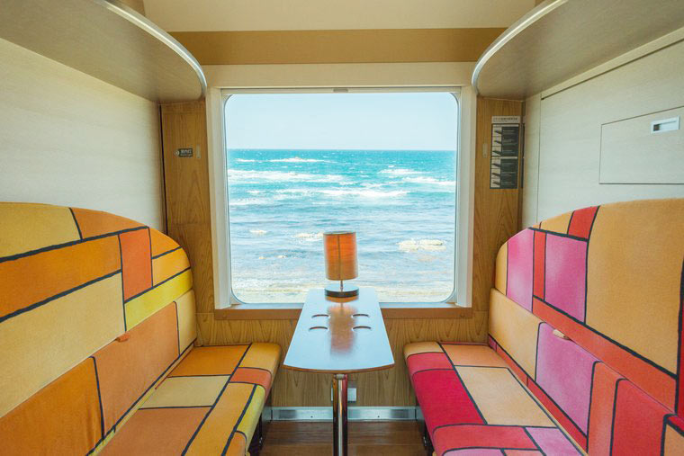 五能線「リゾートしらかみ」車内