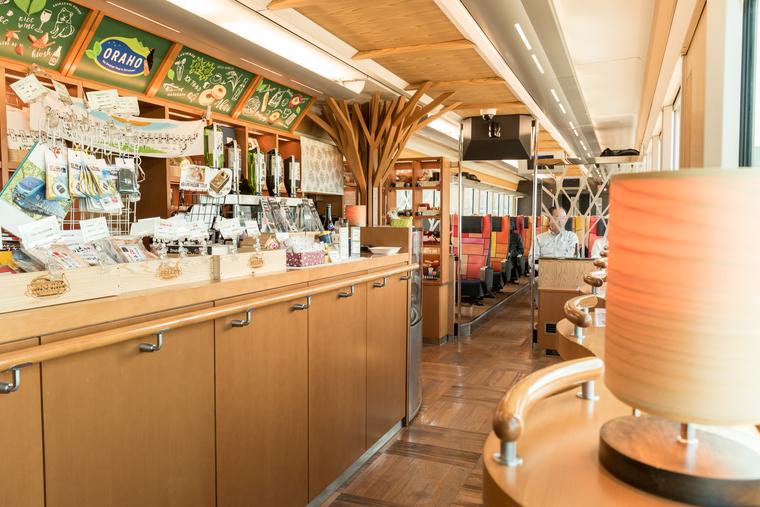 リゾートしらかみ「橅」3号車「ORAHOカウンター」