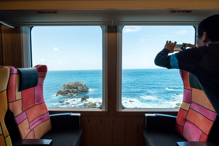リゾートしらかみ 日本海 絶景