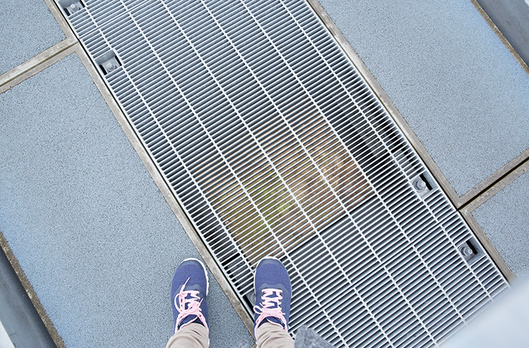 足元の隙間から下が見える