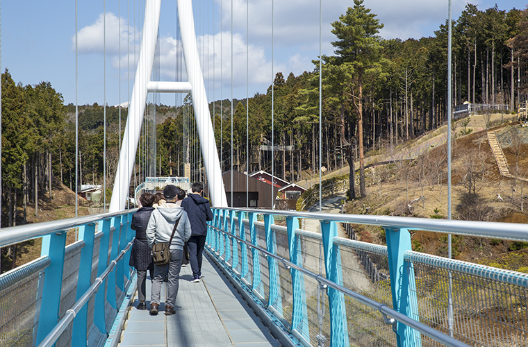 橋の歩道幅は大人2人がゆったり並んで歩けるほど