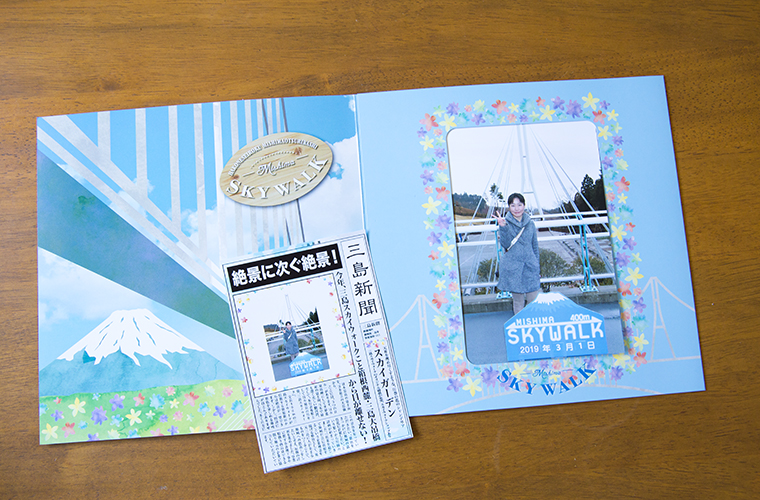 新聞記事風の記念写真