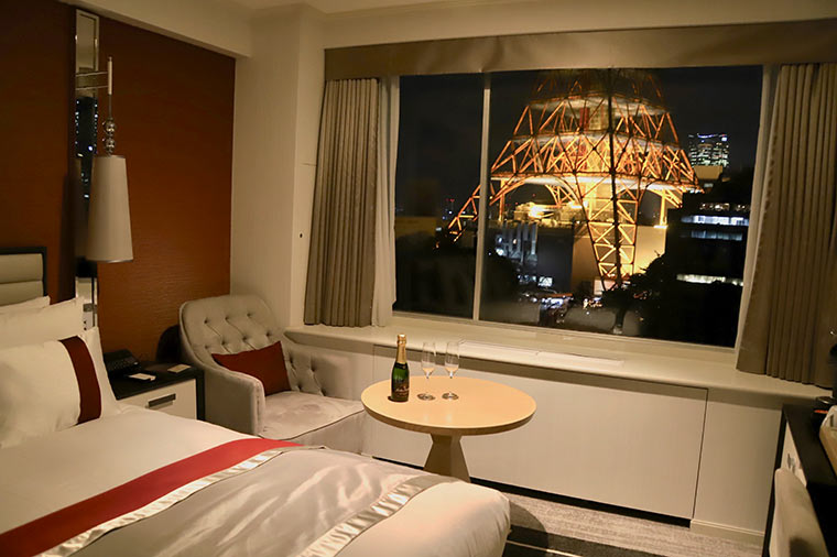 クラブフロアの魅力が一気に増すのが東京タワーがライトアップされた夜