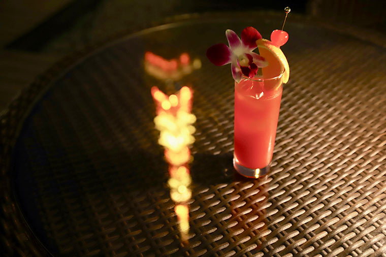 東京タワーがテーブルに映る