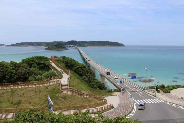 高台から角島大橋を見渡す