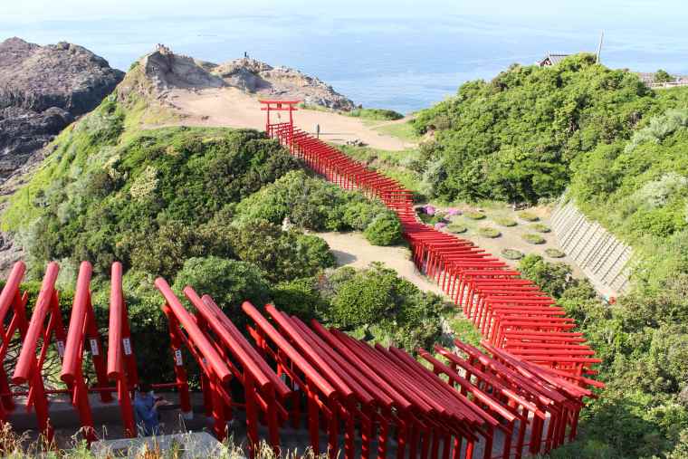 朱色の鳥居と青い日本海が映える元乃隅神社の絶景