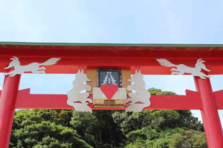 元乃隅神社の日本一入れるのが難しいお賽銭箱