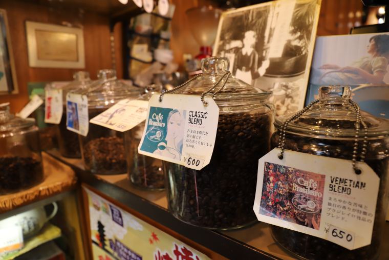 レトロな純喫茶のような趣あるブラジレイロの店内