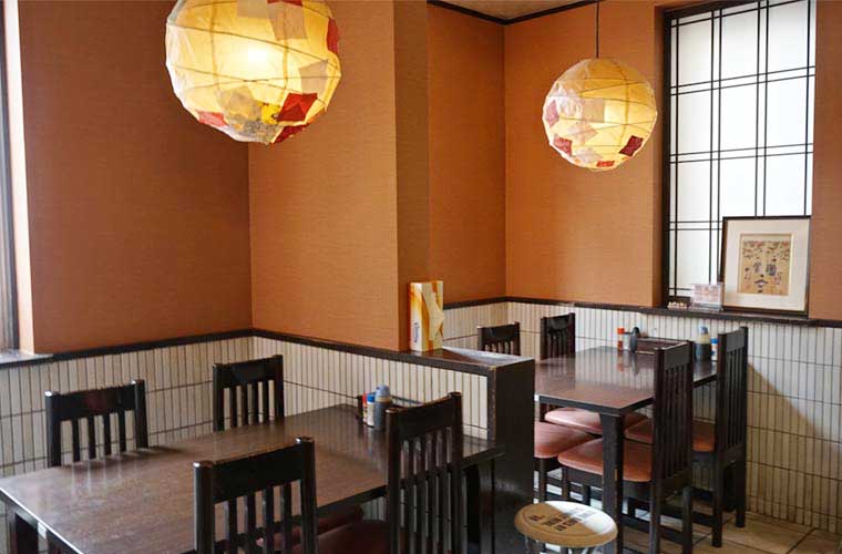 美水　小町通りではめずらしい、ゆったりとしたつくりの店内