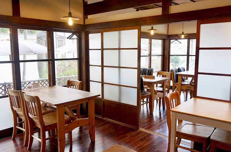 cafe＆foods albicocca　長居したくなるような居心地のいい店内