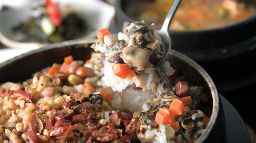 カキを入れて蒸した釜飯(瑞山)