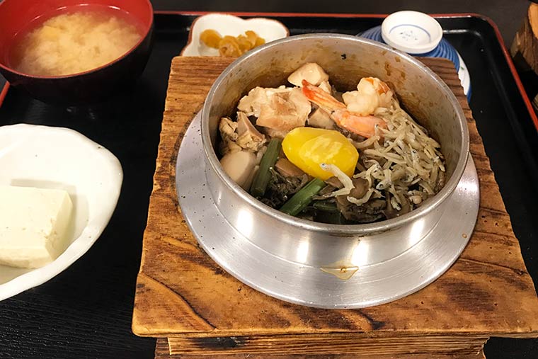 地元食材を使った釜飯店「いいやま亭」