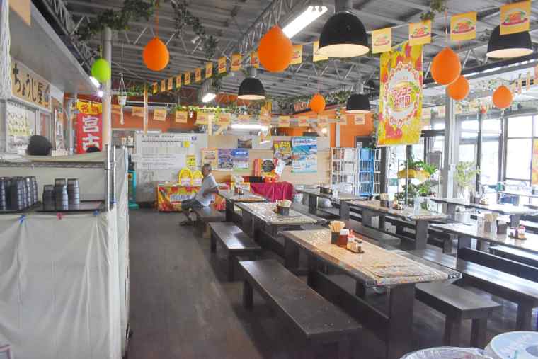島の駅みやこの店内にあるテラス席