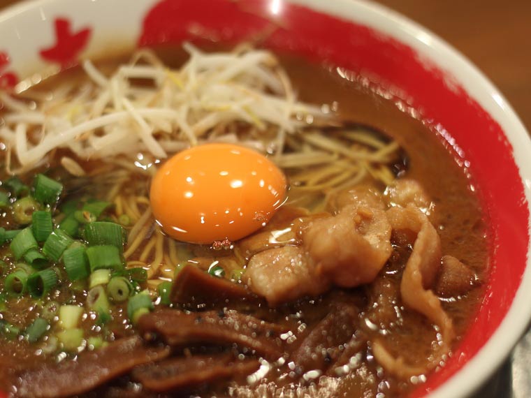 徳島ラーメン並（540円）＋生卵トッピング（無料）