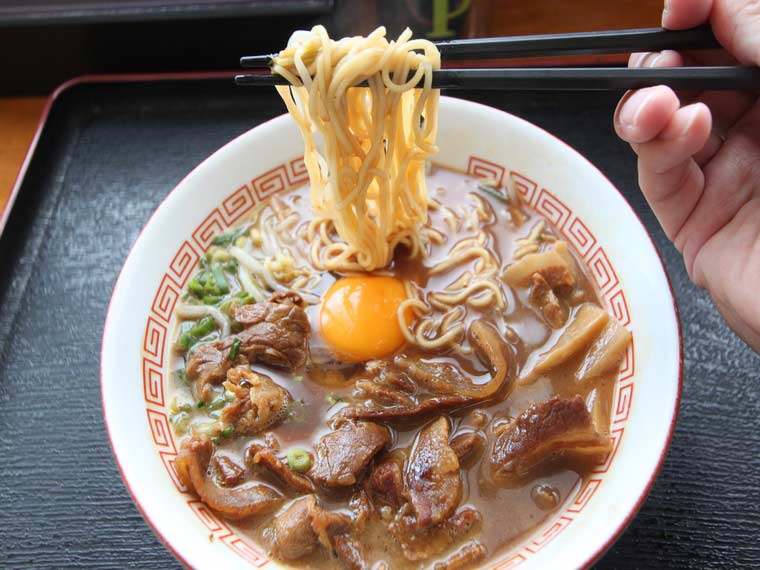 味が濃い目のお肉と生卵の相性は抜群！巽屋　肉玉入り並（750円）