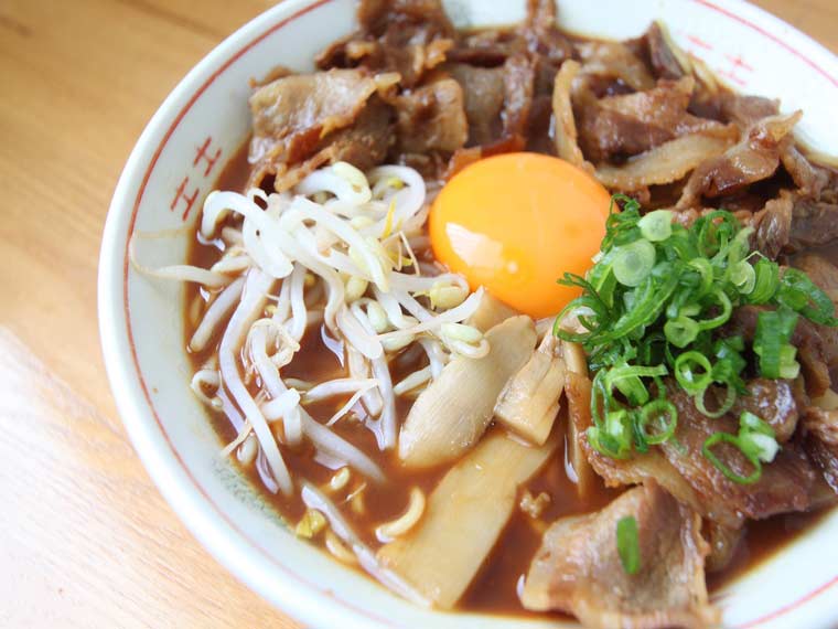 開店から閉店まで混み合う人気店！春陽軒