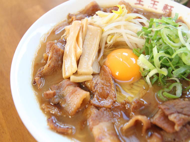 支那そば肉入り大（750円）トッピング生卵（50円）