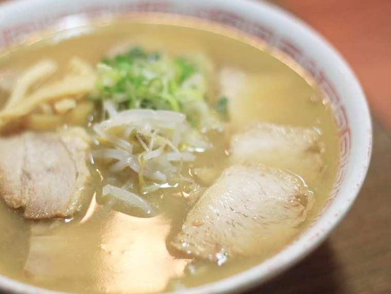 鳴門駅近の三八は黄金色のスープが自慢