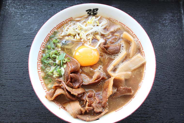 味が濃い目のお肉と生卵の相性は抜群！巽屋