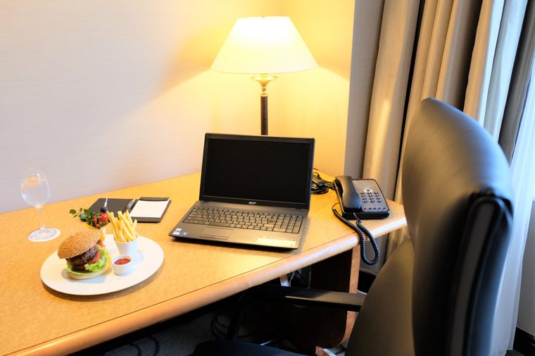 ウェスティンホテル大阪　ルームサービス　黒毛和牛と霧島山麓豚のハンバーガー