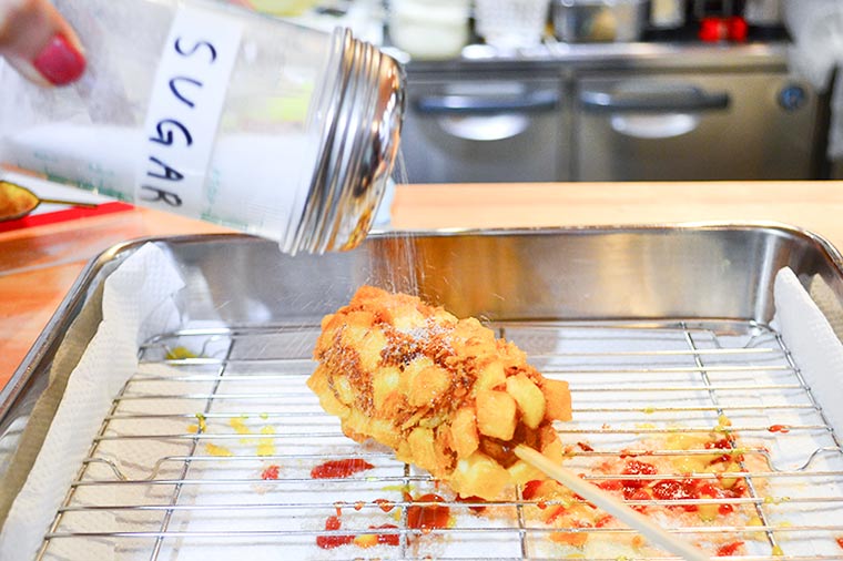 ポテトチーズドッグに砂糖をまんべんなくかける