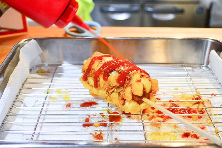 ケチャップ、マスタード、チリソースとおすすめ通りにトッピング