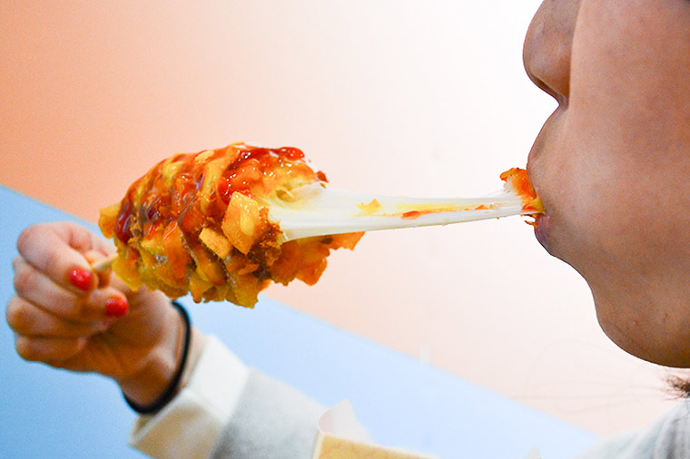 ハットグのチーズが伸びる