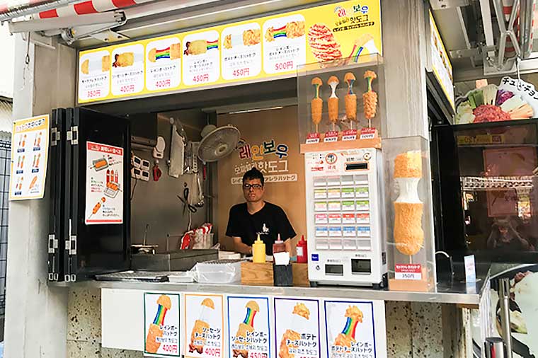 伸びるチーズドッグのフュギュアが目印のレインボーモッツァレラハットグ