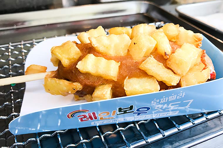 ゴロゴロとしたフライドポテトがついたレインボーハットグ