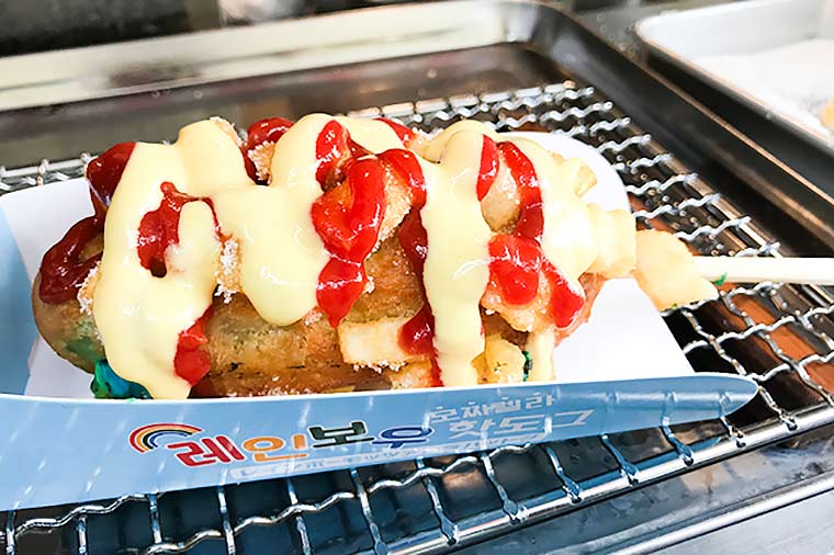 砂糖とケチャップ、マスタードをたっぷりトッピング