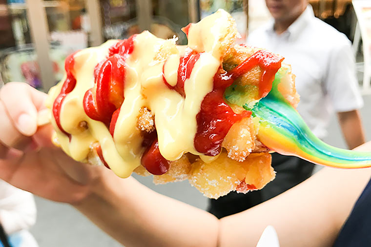 七色のモッツァレラチーズが伸びる