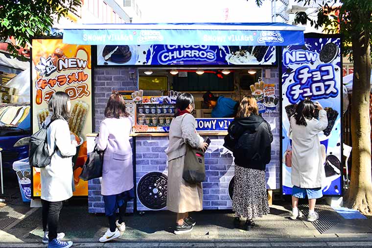 チョコチュロスの前には女性たちが列をなす