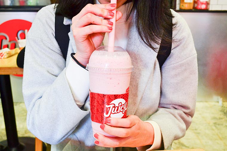 人気のジューススタンド「JUICY」