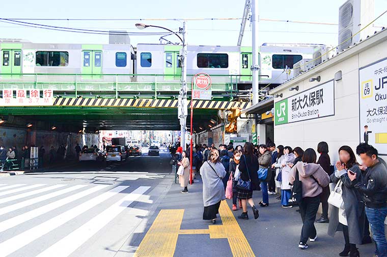 食べ歩きグルメの宝庫の新大久保駅前