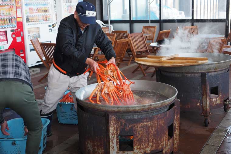 釜茹でされる紅ガニ