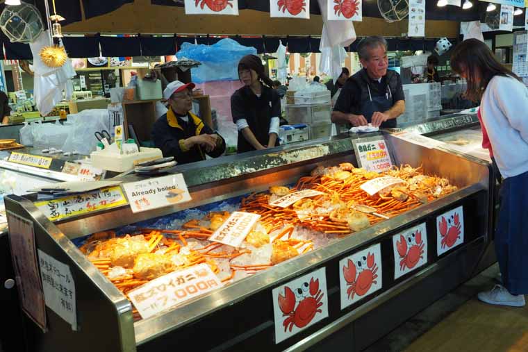 新湊きっときと市場の様子