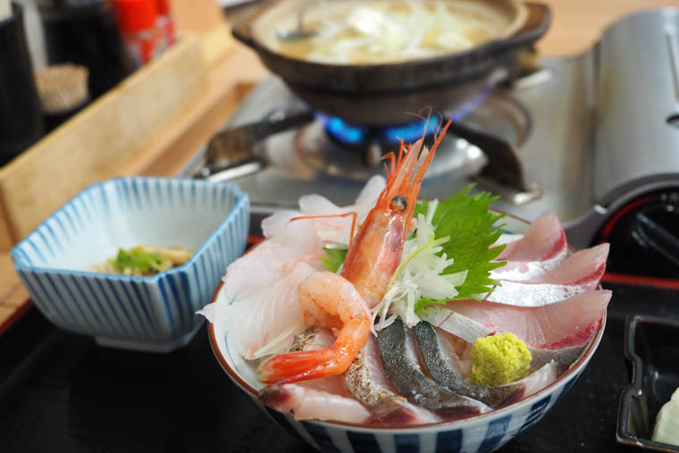 魚市場食堂の氷見浜丼