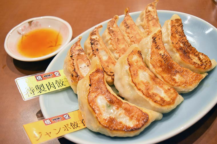宇都宮餃子　悟空の二大看板メニュー「ジャンボ餃子」「特製肉餃子」
