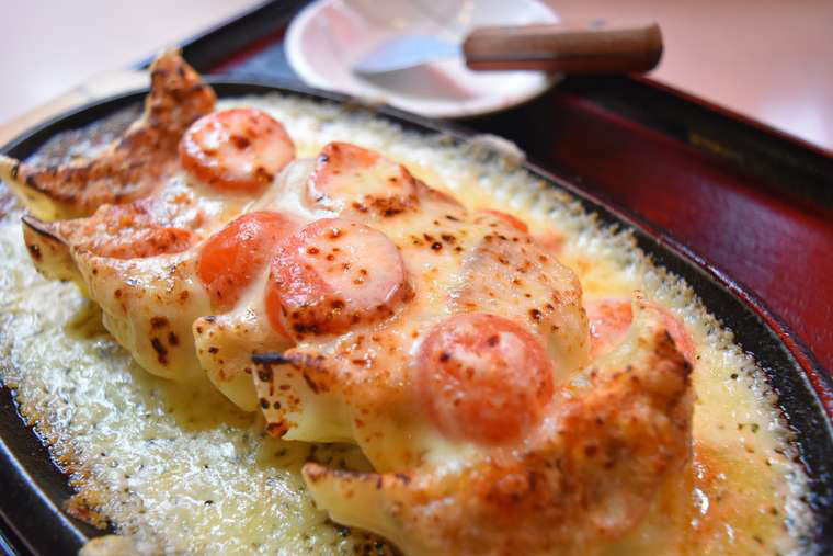 「駅前中央店」限定メニューの「鉄板チーズ餃子」