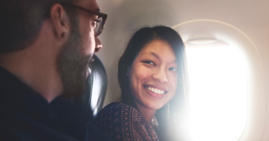 隣の人と会話をする