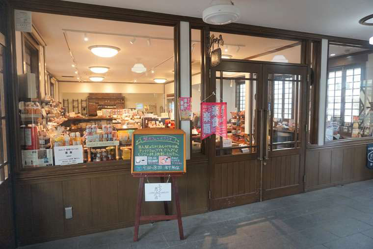 会津　JR七日町駅構内「駅café」