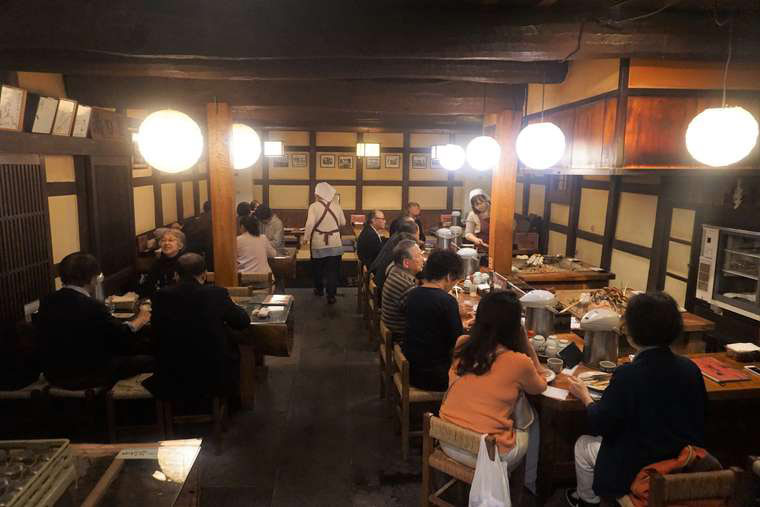 会津　七日町通り「満田屋」