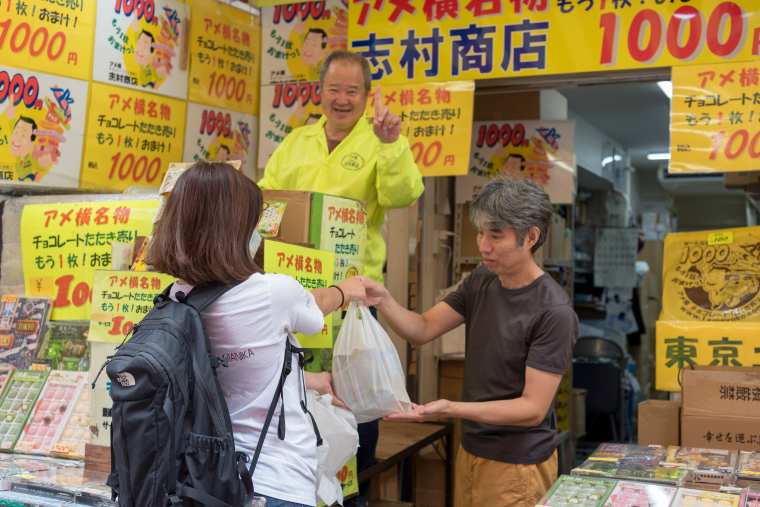 上野　アメ横　チョコレートたたき売りの「志村商店」