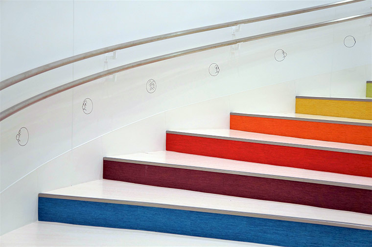 アンパンマンミュージアム　階段