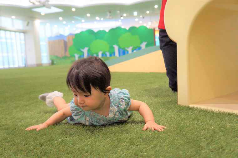 アンパンマンミュージアム　ひろば　人工芝