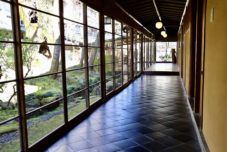 新井旅館　廊下