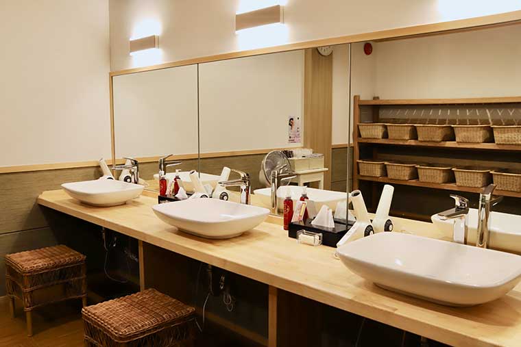 新井旅館「あやめ風呂」脱衣所