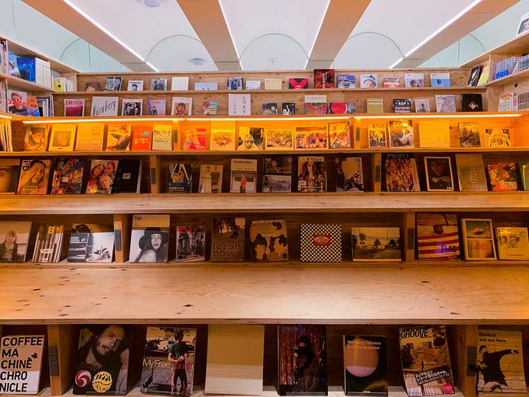 「BOOK AND BED TOKYO SHINJUKU」新宿歌舞伎町　ホテル　本屋