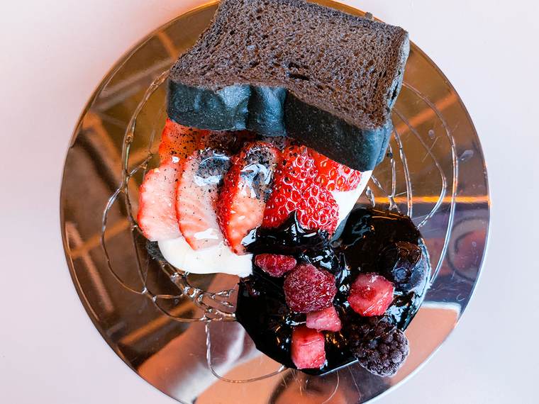 「BOOK AND BED TOKYO SHINJUKU」新宿歌舞伎町　ホテル　本屋